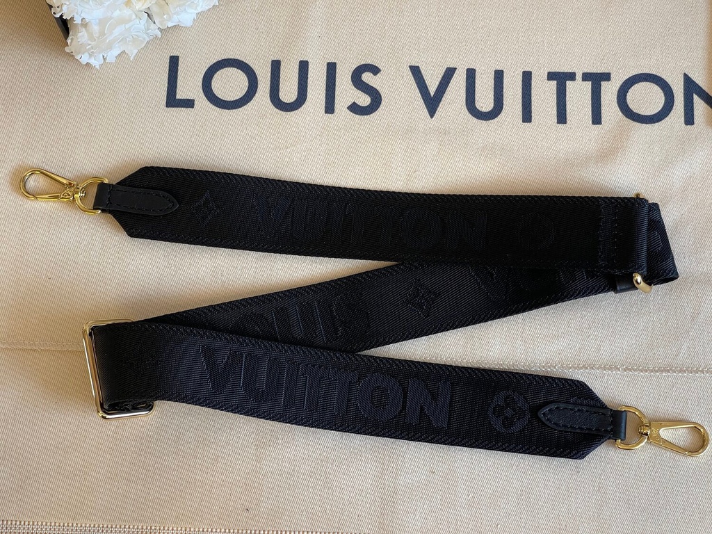 LOUIS VUITTON Bubblegram 2way Shoulder Wallet on Strap Leather M81399  90189374