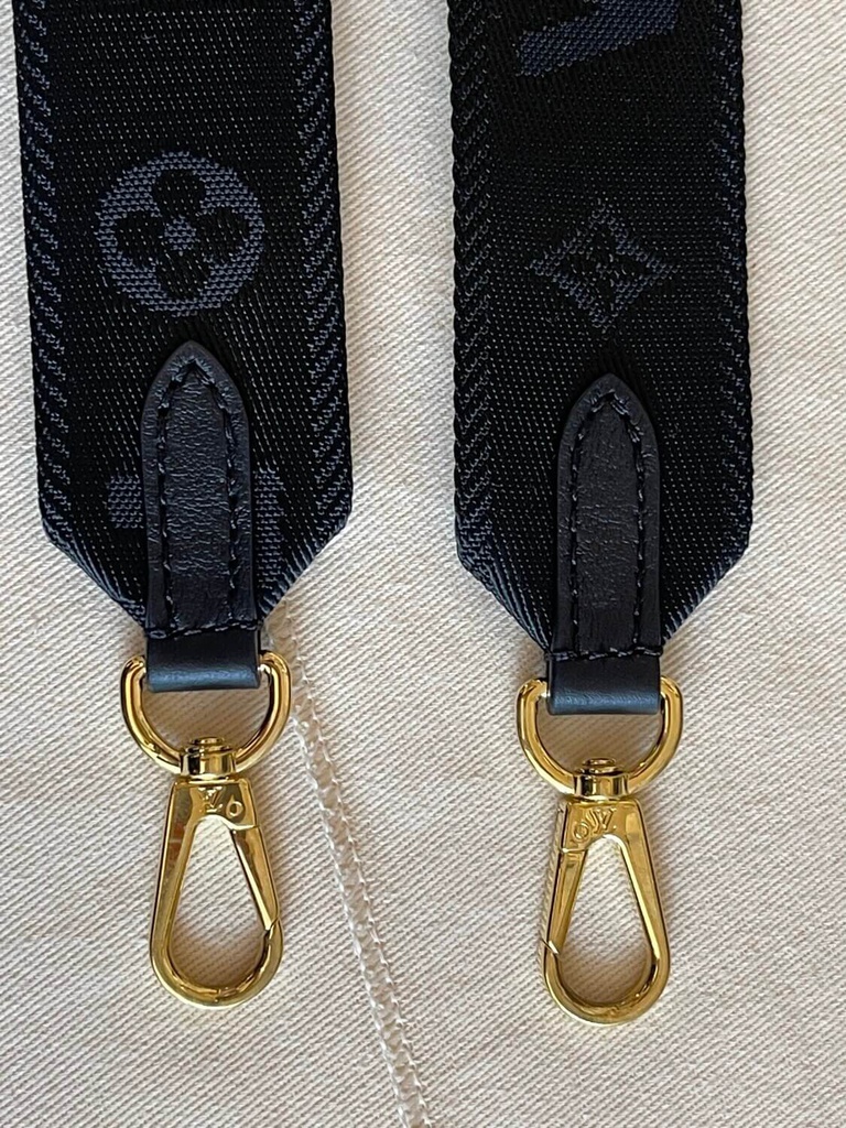 LB664 Wallet on Strap Bubblegram / HIGHEST QUALITY VERSION / 7.9 x 4.7 x  2.4 inches