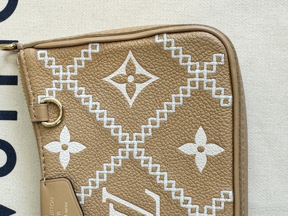Easy Pouch on strap Broidery