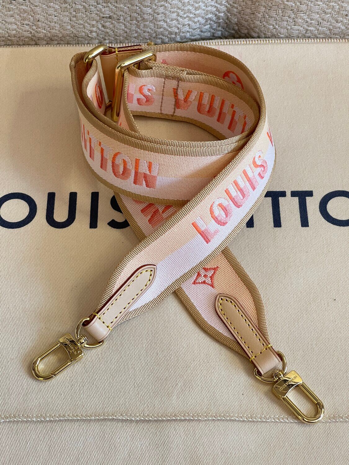 Lot - LOUIS VUITTON POCHETTE en toile Monogram Mini rouge et cuir,  garnitures en laiton doré, sangle amovible 8,5 x 12,5 x 3,5 cmR -  Catalog# 701784 Chanel private collection & Luxury Accessories Online