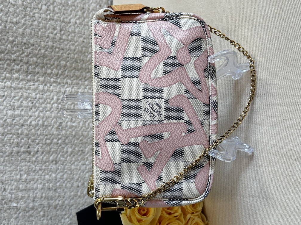 Selling LOUIS VUITTON Taschenschmuck TAHITIENNE Rose RATENKAUF MÖGL